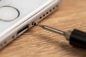 Apple will make iPhone repair tools widely available