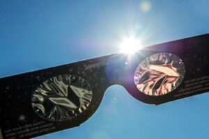 During the 2024 solar eclipse, here's when to wear glasses